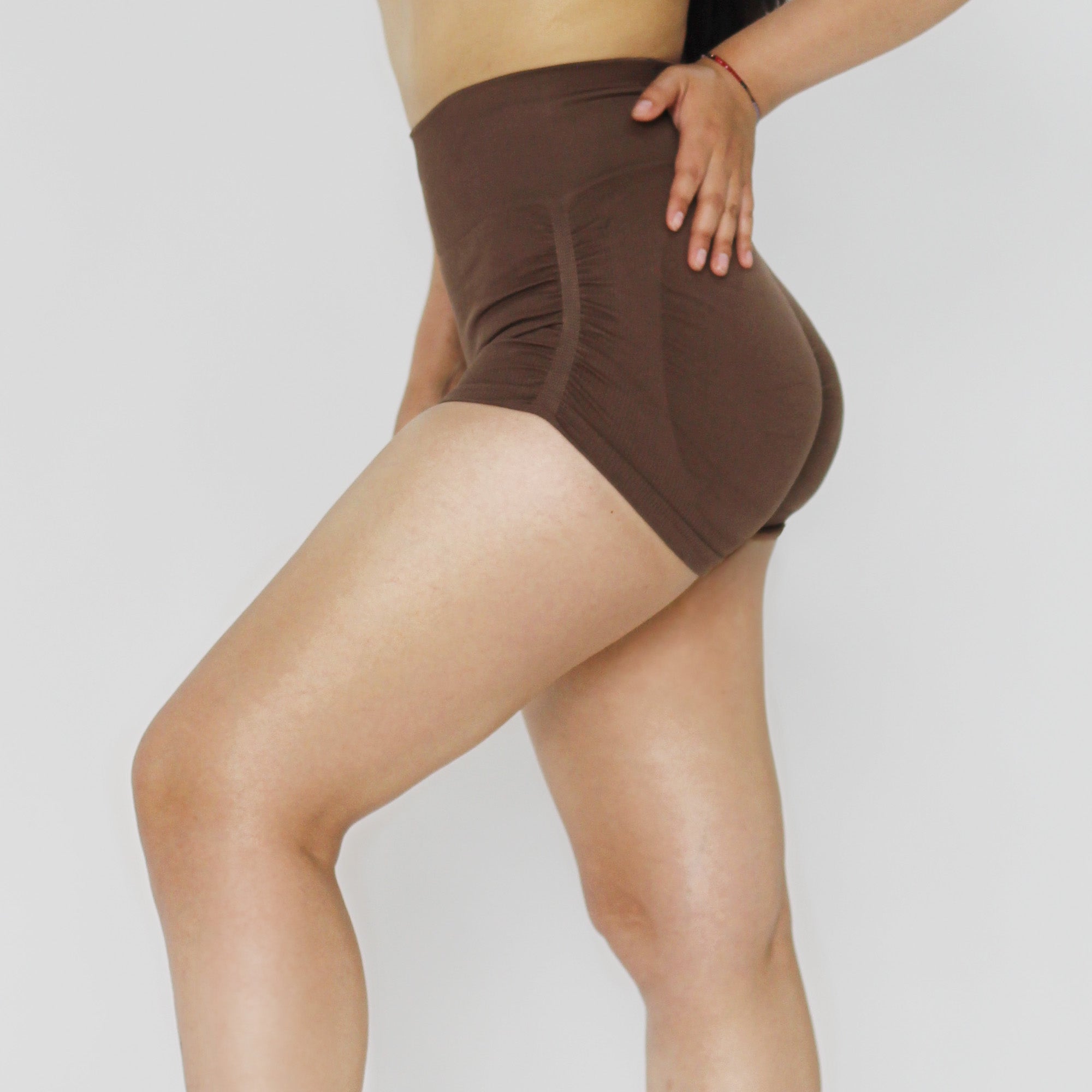 Short Deportivo push up con arruga lateral - brown
