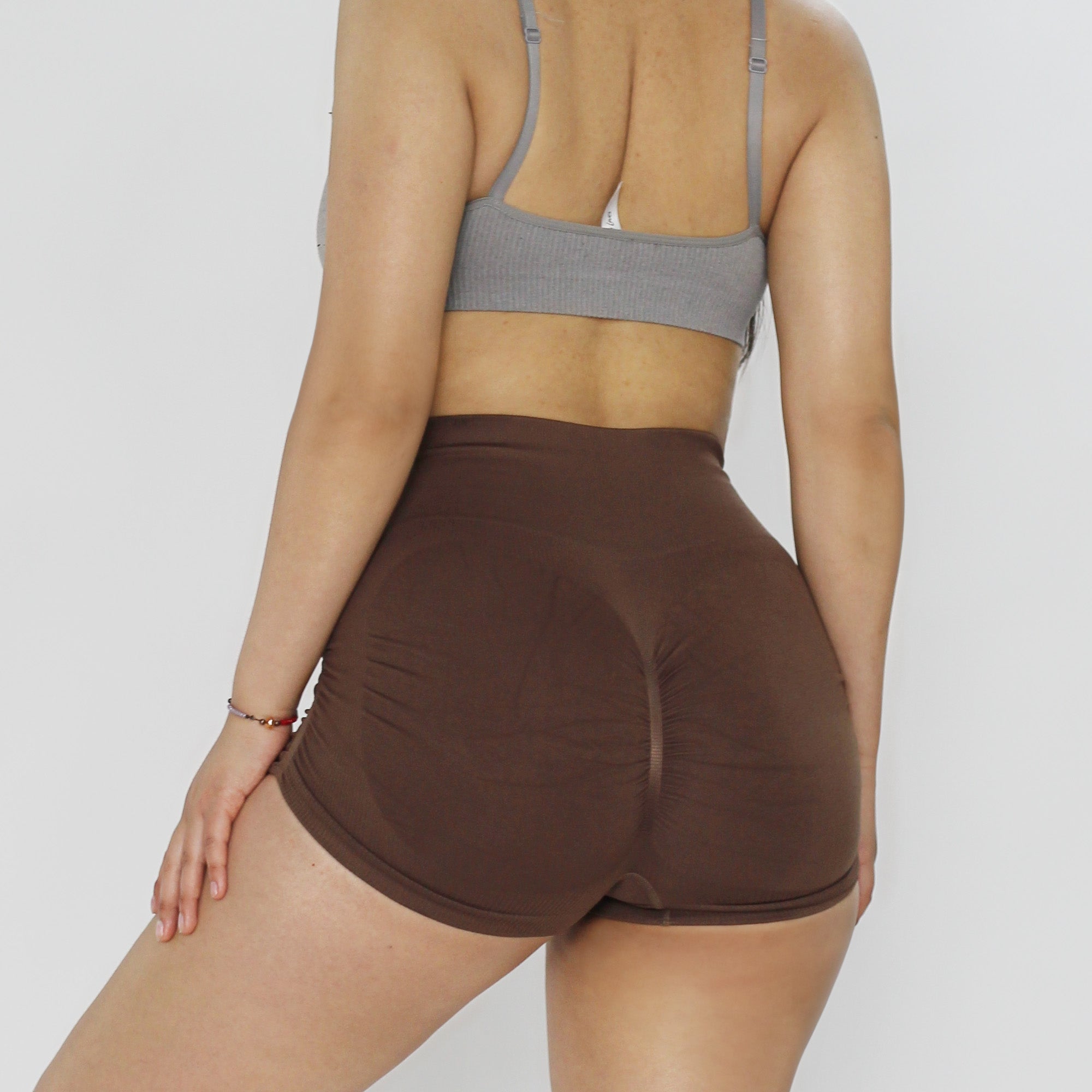 Short Deportivo push up con arruga lateral - brown