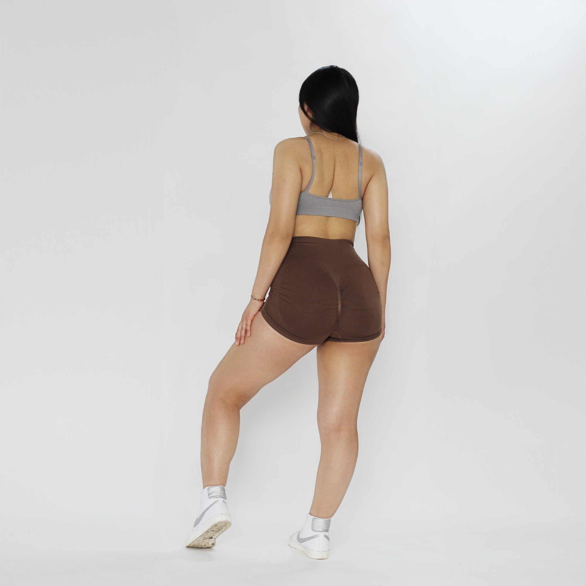 Short Deportivo push up con arruga lateral - brown