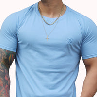Polera slim fit aress x ademan celeste