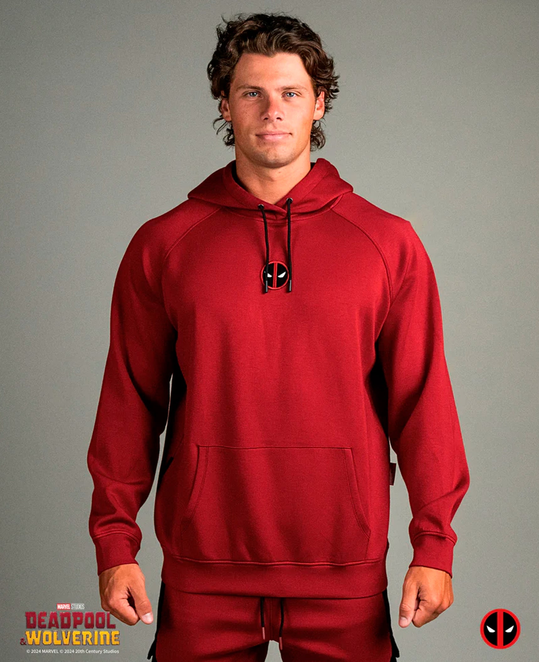 Poleron canguro con capucha de DEADPOOL Maximum Effort red