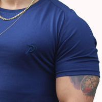 Polera slim fit aress x ademan azul francia