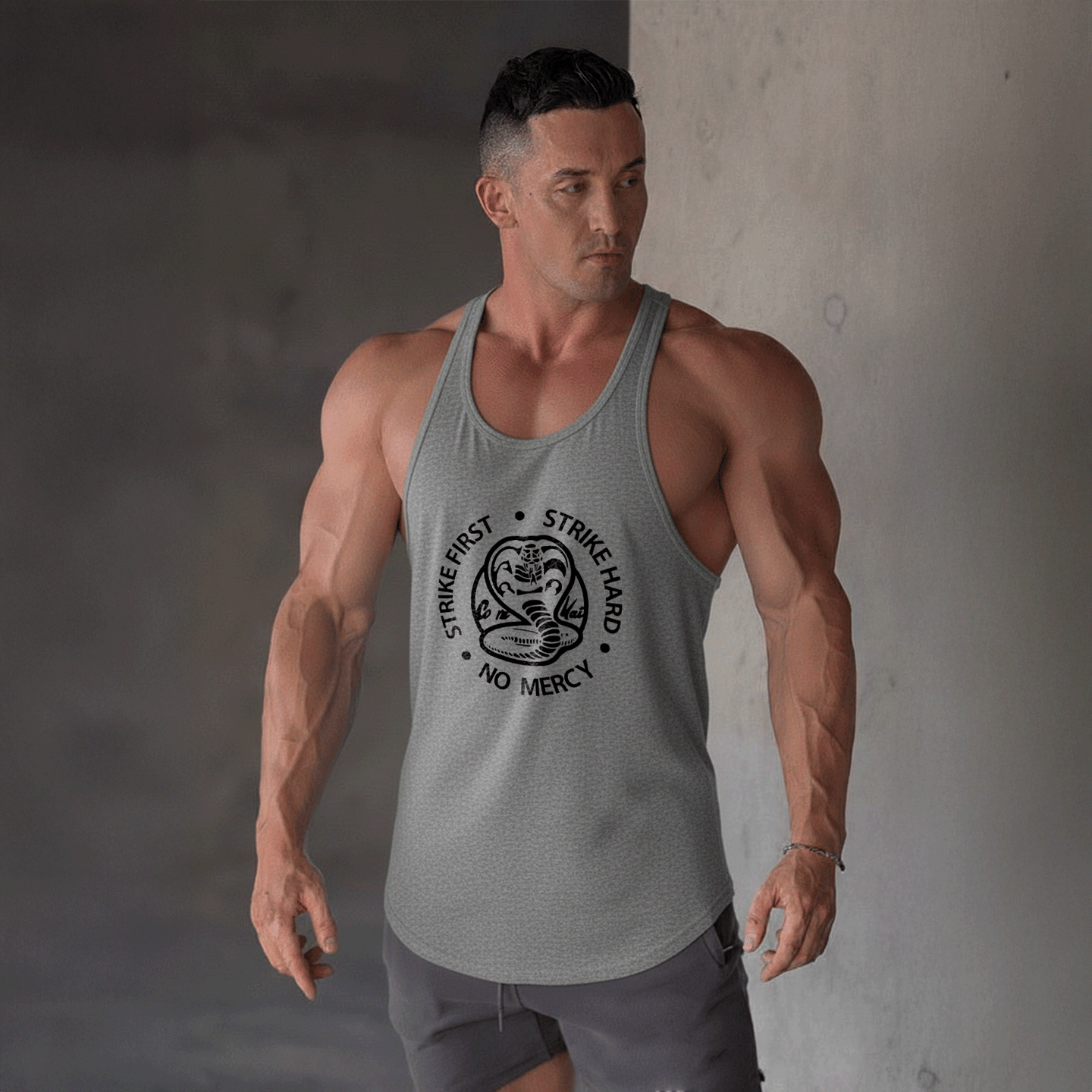 polera musculosa tirante cobra kai gris