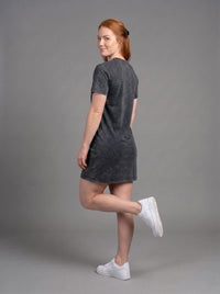 Vestido Polera Acid Wash Cuello V Manga Corta para Mujer | negro
